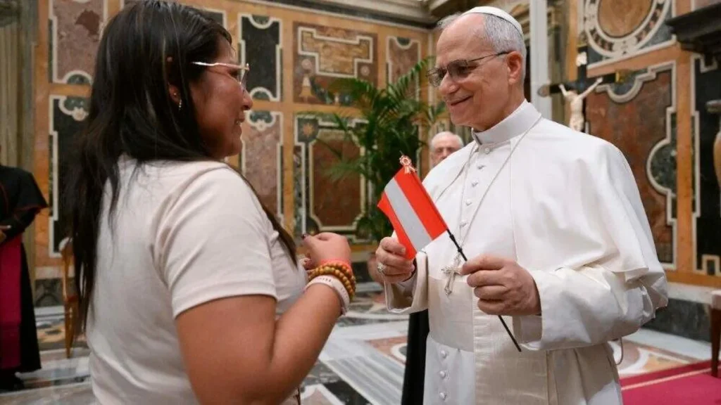 Imagem papa leao xiv recebe bandeira do peru em encontro com jovens peruanos 2025 do artigo 6 conselhos do Papa aos jovens peruanos e também para você!