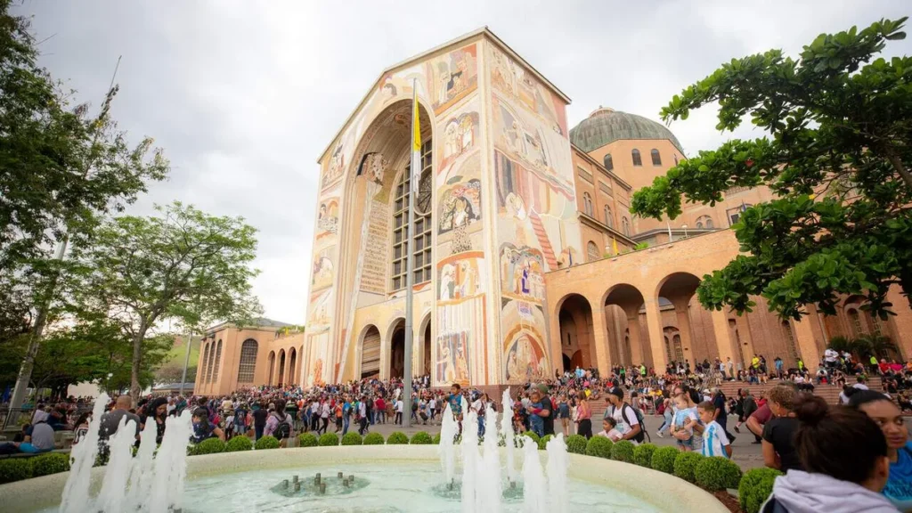 Imagem Movimento no Santuario 12 10 2024 do artigo Coloque o Santuário Nacional de Aparecida em seu roteiro de férias!