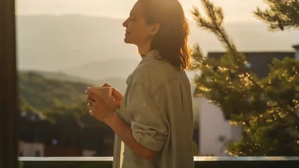 Imagem Mulher descansando do artigo 5 versículos bíblicos sobre o descanso para refletir