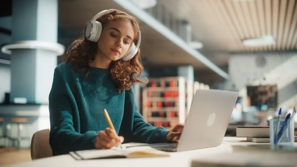 Imagem Mulher estudando do artigo Aprendizado constante: uma exigência do mercado de trabalho