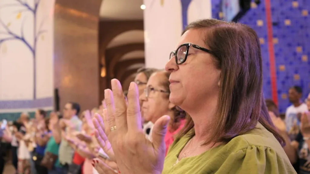 Imagem Mulher orando o Pai Nosso do artigo Onde está a oração do Pai Nosso na Bíblia?