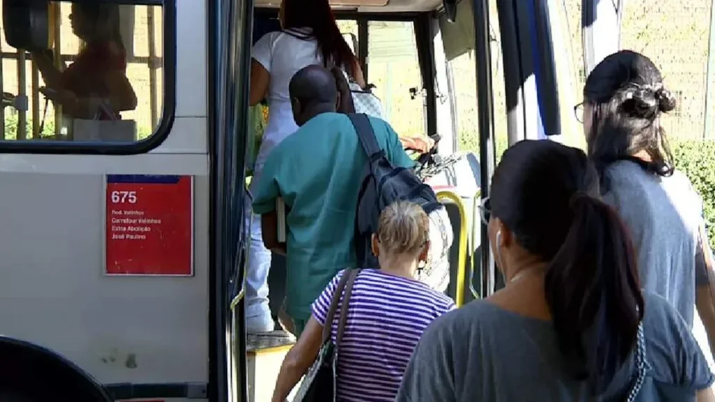 Imagem Pessoas pegando onibus do artigo Reajuste da Artesp nas passagens intermunicipais passa a valer nesta terça-feira (01)