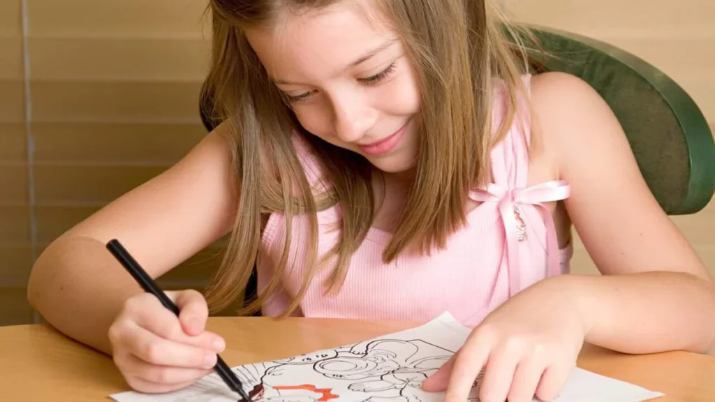 Imagem crianca colorindo catequese do artigo Dicas para trabalhar o dia dos pais na catequese infantil