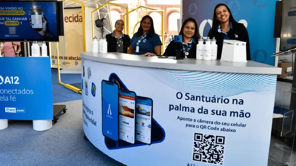 Estande do Portal A12 durante atendimento aos devotos