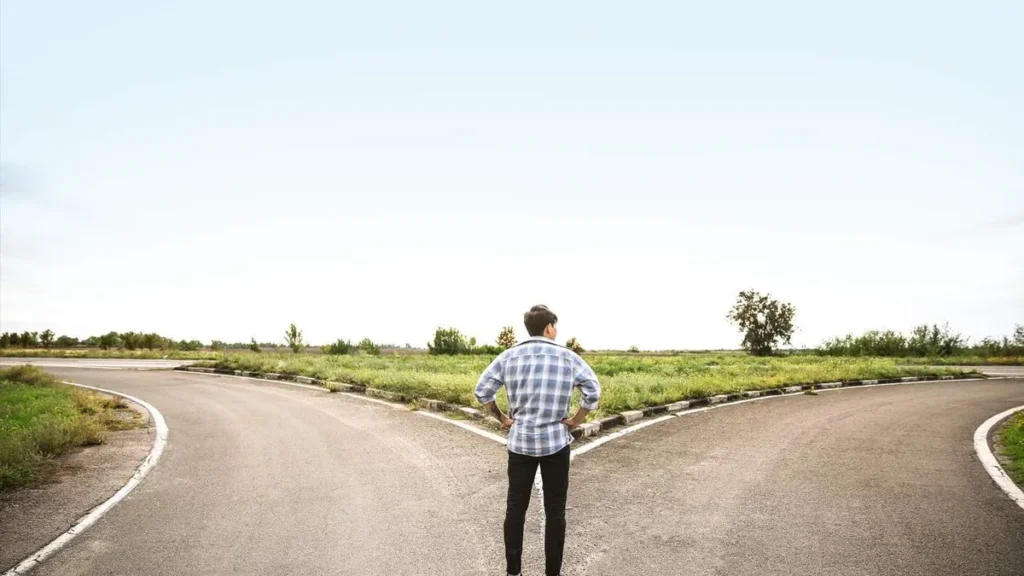 Imagem homem procurando discernimento para qual caminho seguir do artigo Discernir: o que isso tem a ver com sua vida espiritual?