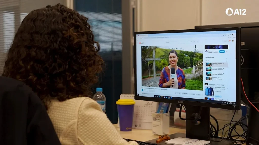 Imagem moca no computador vendo video do A12 do artigo A12 leva a fé a toda criatura pela internet