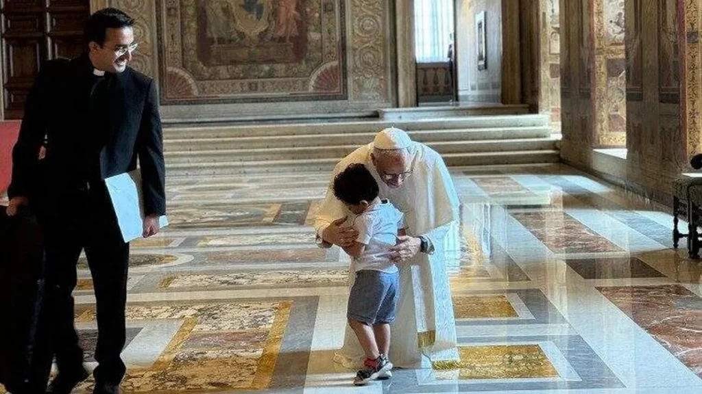 Imagem papa leao xiv recebe abraco de crianca do artigo Leão XIV recebe um abraço inusitado de uma criança