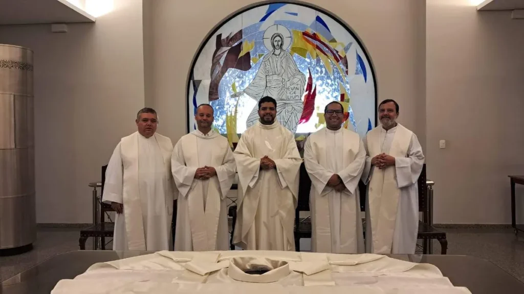 Pe. Robson Araújo, C.Ss.R., e demais sacerdotes no segundo dia da 56ª Semana Vocacional.