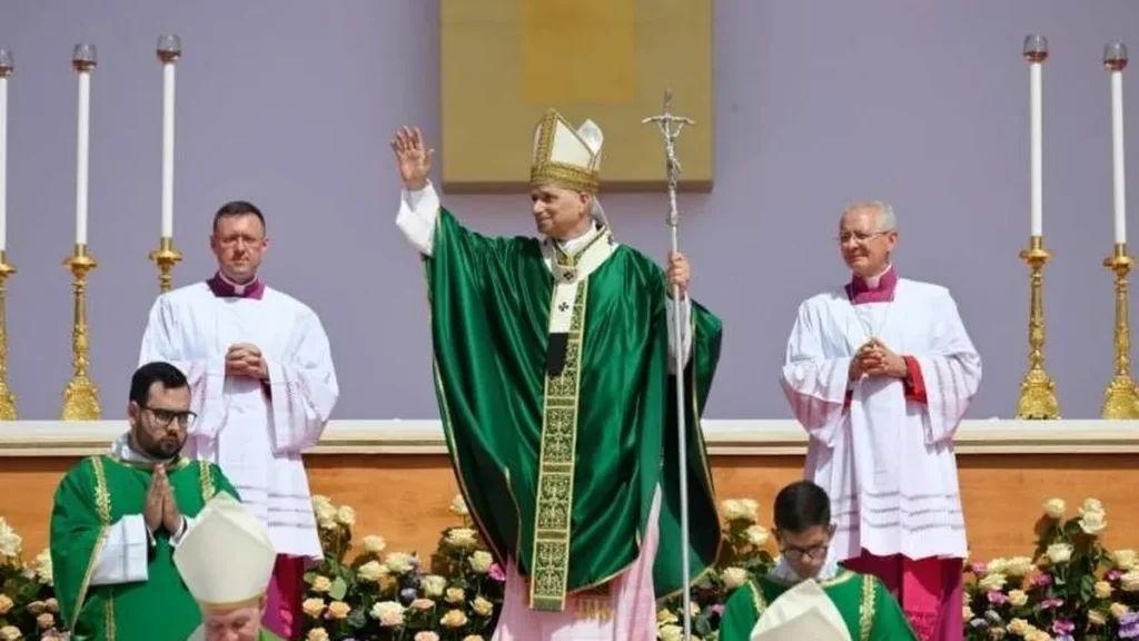 Imagem Papa Leao XIV acenando com a mao direita no Jubileu dos Jovens do artigo Papa inspira jovens com mensagem de fé e esperança