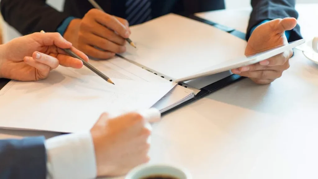 Imagem Pessoas analisando contratos do artigo Direito do Consumidor: identifique e se proteja de abusos contratuais