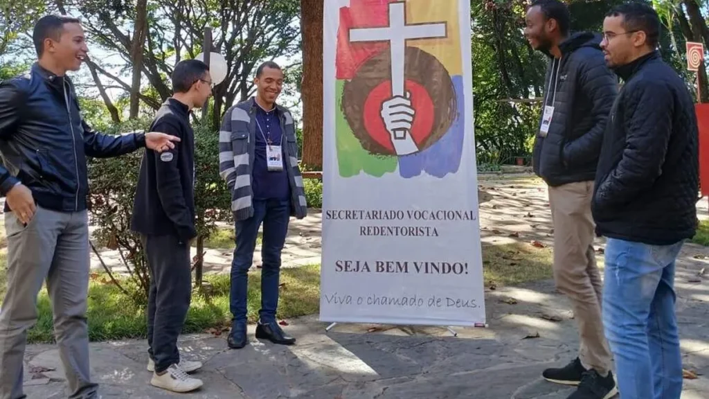 Jovens durante encontro vocacional em BH.