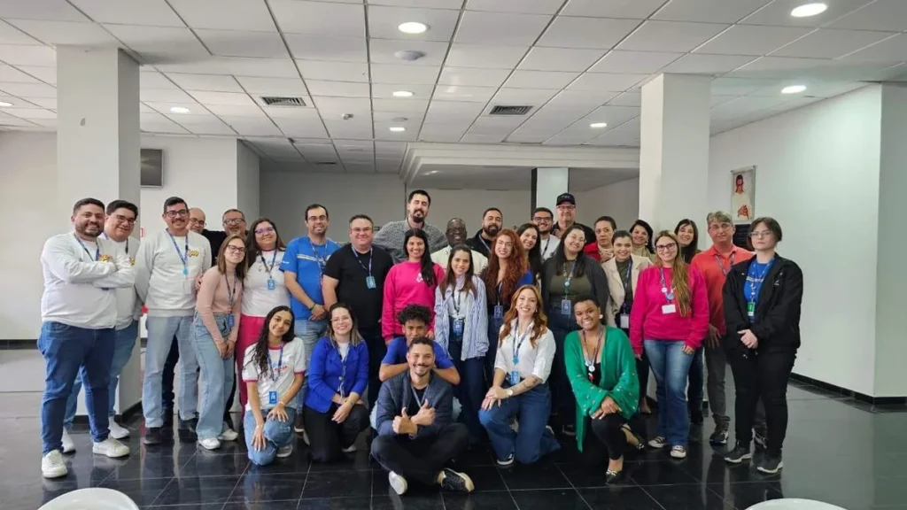 Equipe da RA e POP apresentando nova programação em 2025