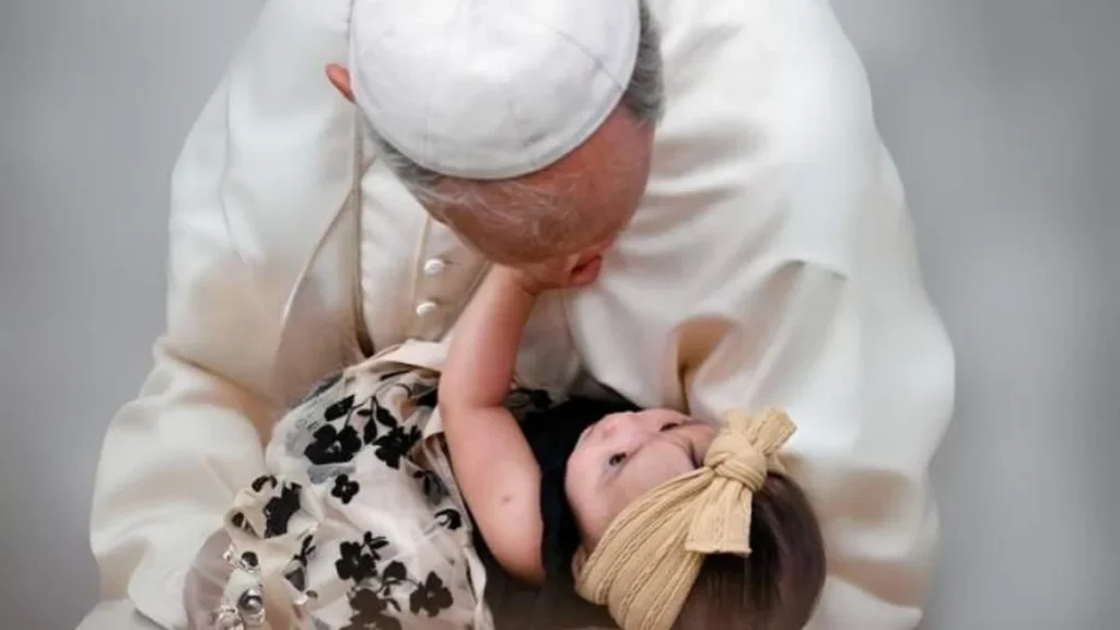 Imagem papa leao xiv segura bebe no colo 2025 do artigo É nos braços do Papa que sentimos o amor de Deus
