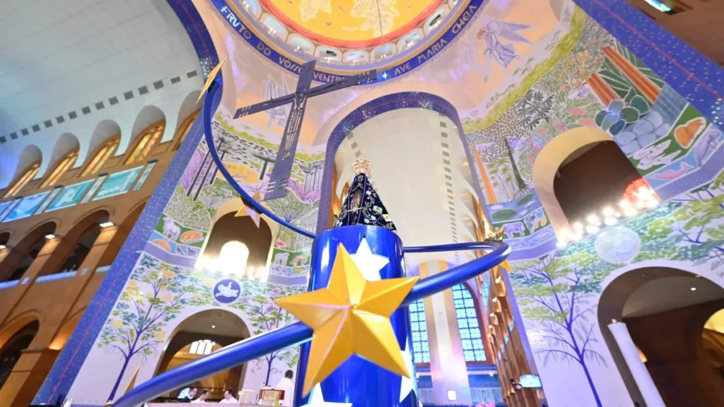 Imagem Nossa Senhora no trono de estrela do artigo Conheça os três títulos de Nossa Senhora Aparecida