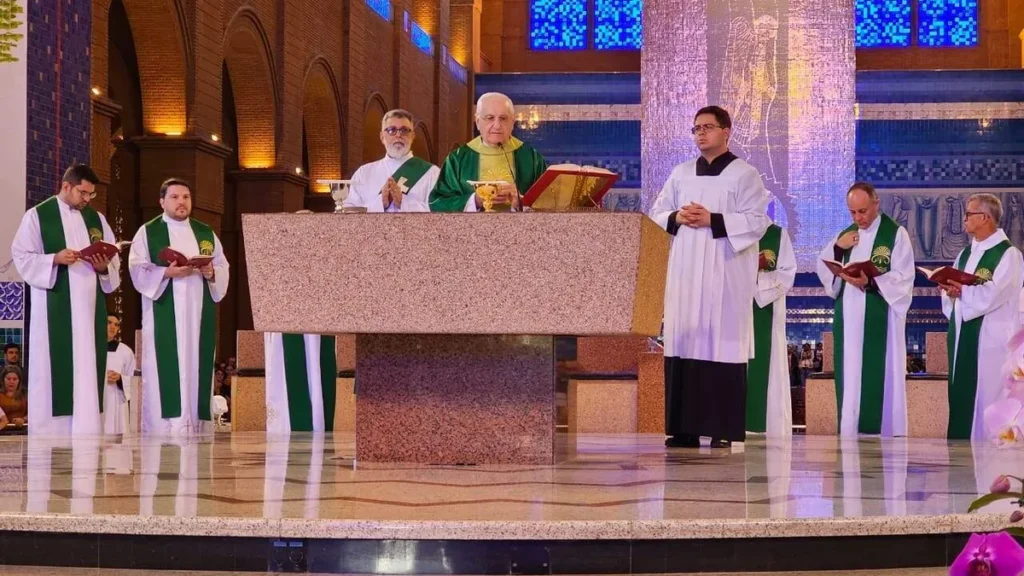 Pe. Carlos Alberto Pasquoto durante consagração
