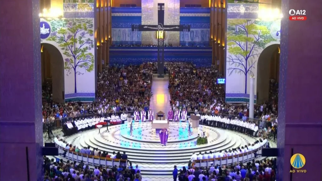 Imagem Altar Central visto de cima durante a Missa do artigo Fiéis vêm ao Santuário rezar no 3º Domingo do Advento