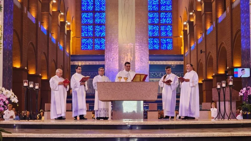 Imagem Missa pela paz no Santuario Nacional do artigo Na Casa da Mãe, fiéis rezam pela paz nesta sexta-feira