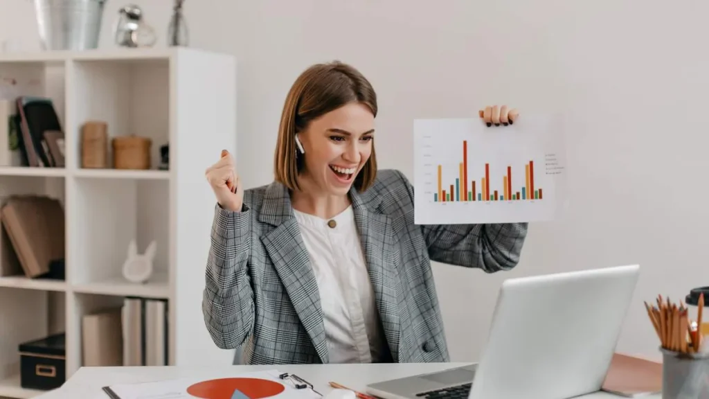 Imagem Mulher feliz com seu desempenho profissional do artigo Avaliação de desempenho: utilize essa ferramenta no trabalho