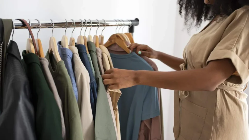 Imagem Outlet de roupas do artigo Outlet Solidário reverte recursos à APAE de Guaratinguetá
