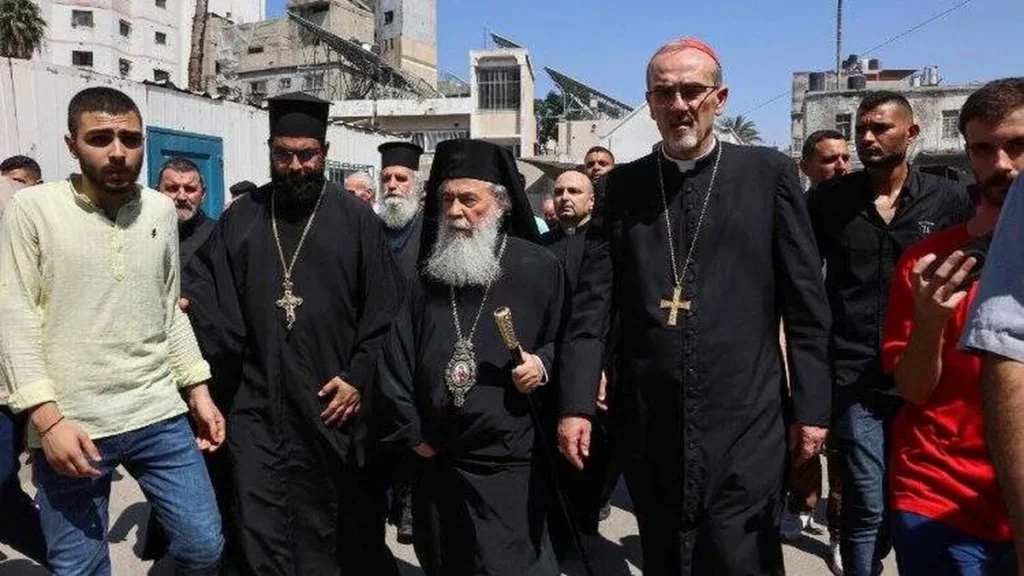 cardeal Pierbattista Pizzaballa, patriarca latino de Jerusalém, e o patriarca greco-ortodoxo Teófilo III