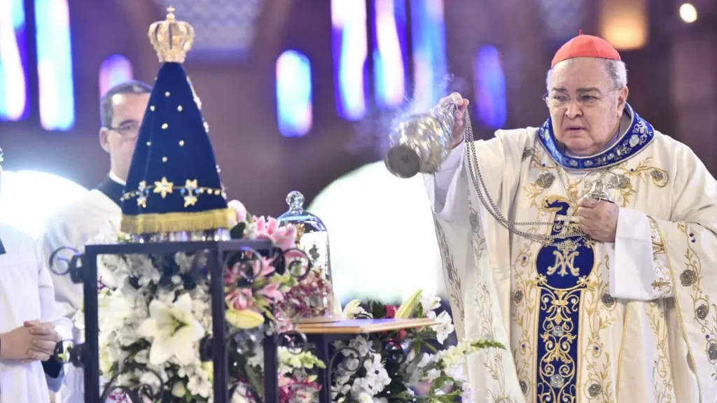 Imagem dom orani tempesta incensa rosa presenteada e imagem de nossa senhora aparecida na 125 romaria do rio de janeiro do artigo Romaria do Rio de Janeiro carrega herança de fé em Aparecida