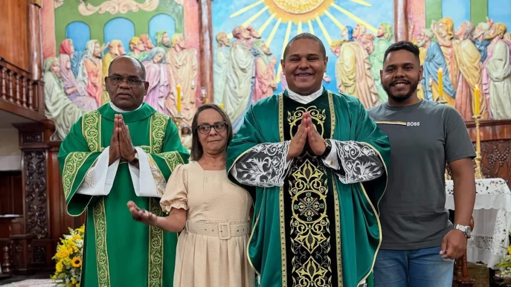 Familia de Diác. José Henrique e Pe. Gabriel na Paróquia de São Francisco de Assis em sua primeira missa
