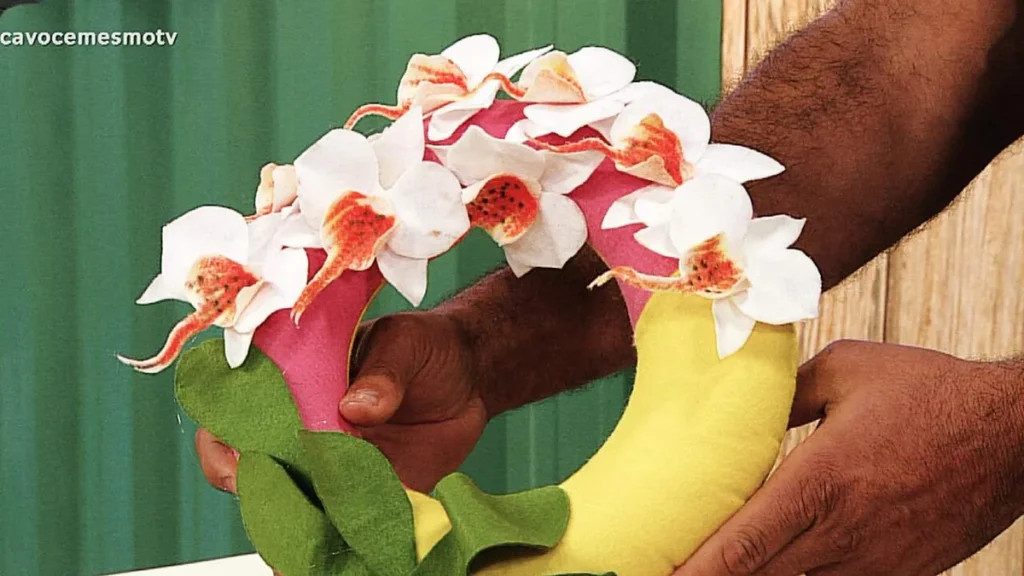 Imagem guirlanda de orquideas faca voce mesmo do artigo Guirlanda de Orquídea em Feltro - Faça Você Mesmo