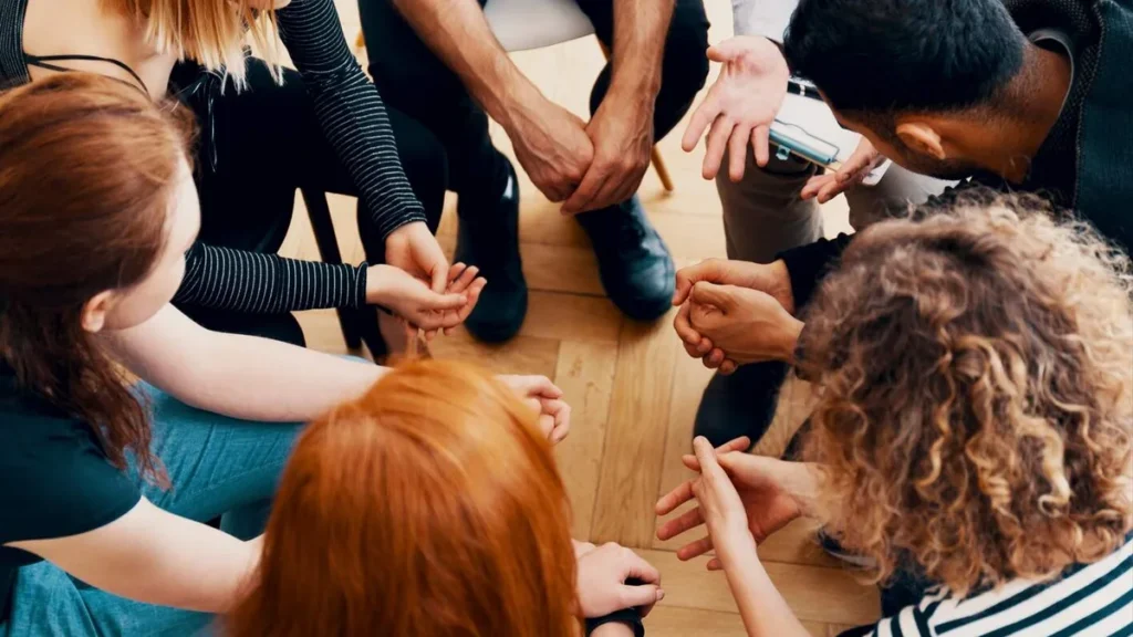 Imagem jovens reunidos em circulo conversando com um professor do artigo Um olhar sensível sobre o universo adolescente
