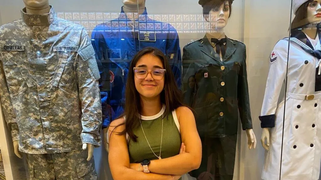 Imagem julia cavalcanti na sala das promessas do artigo Jovem volta ao Santuário Nacional para agradecer aprovação no Exército