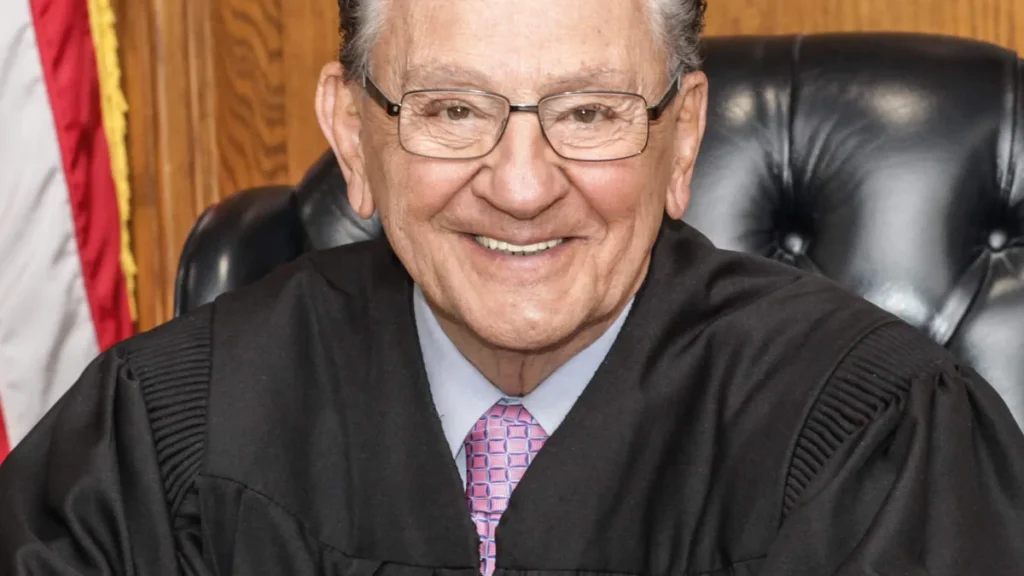 Imagem o juiz frank caprio em 2018 do artigo De Providence a Lourdes: a fé que guiou o juiz Frank Caprio