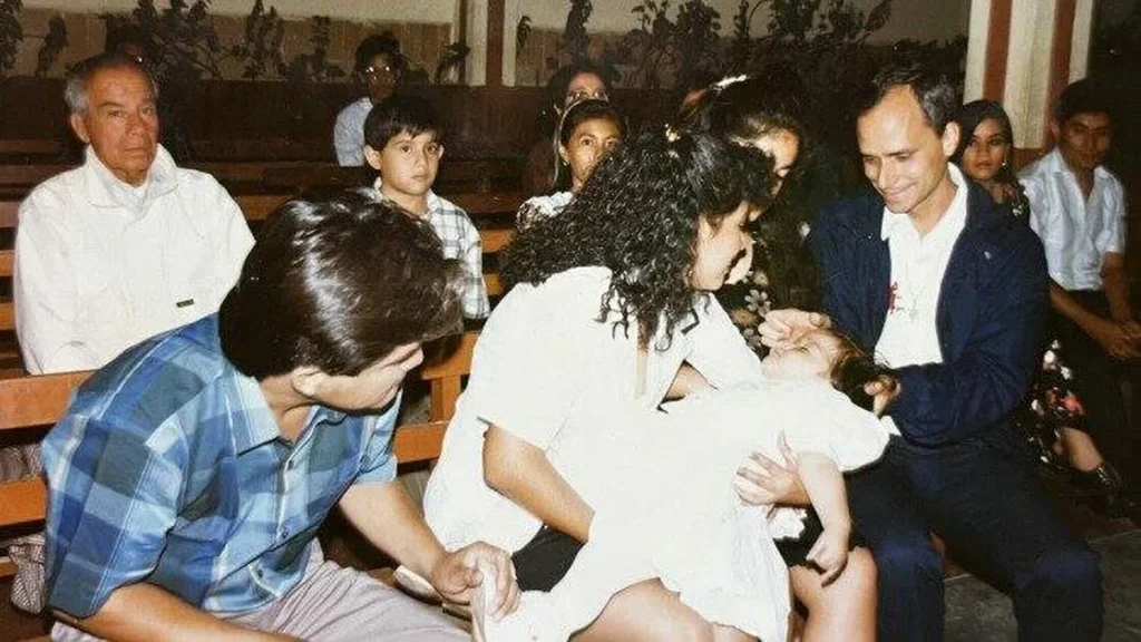 Imagem padre robert prevost papa leao xiv no batizado de sua afilhada mildred do artigo Papa é padrinho de peruana: conheça essa história!