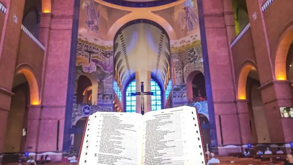 Imagem Biblia no Santuario do artigo Amor que comunica, fé que constrói