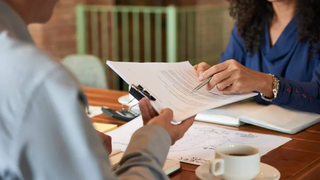 Imagem Homem assinando contrato de seguro de banco do artigo Venda casada? Conheça seus direitos contra essa prática abusiva