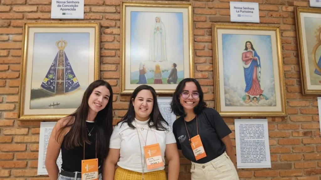 Imagem tres jovens durante jubileu dos jovens em aparecida do artigo Amizade inesperada nasce no Jubileu dos Jovens em Aparecida