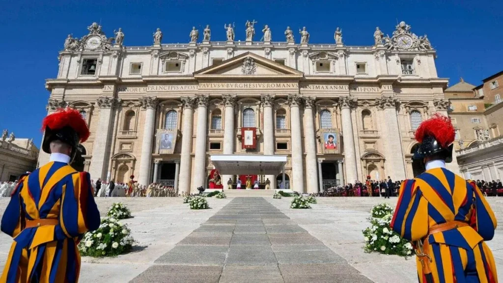 Imagem canonizacao carlo acutis e frassati na fachada do vaticano do artigo Carlo Acutis e Pier Giorgio Frassati: os novos santos da Igreja