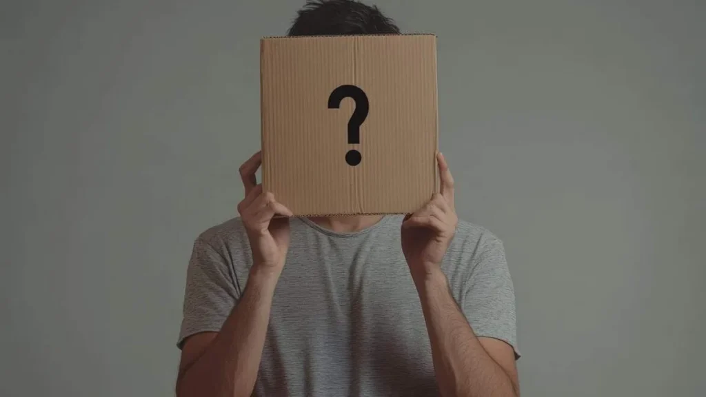 Imagem homem segurando papelao com um ponto de interrogacao do artigo O que é a verdade? Uma reflexão entre a filosofia e o Evangelho