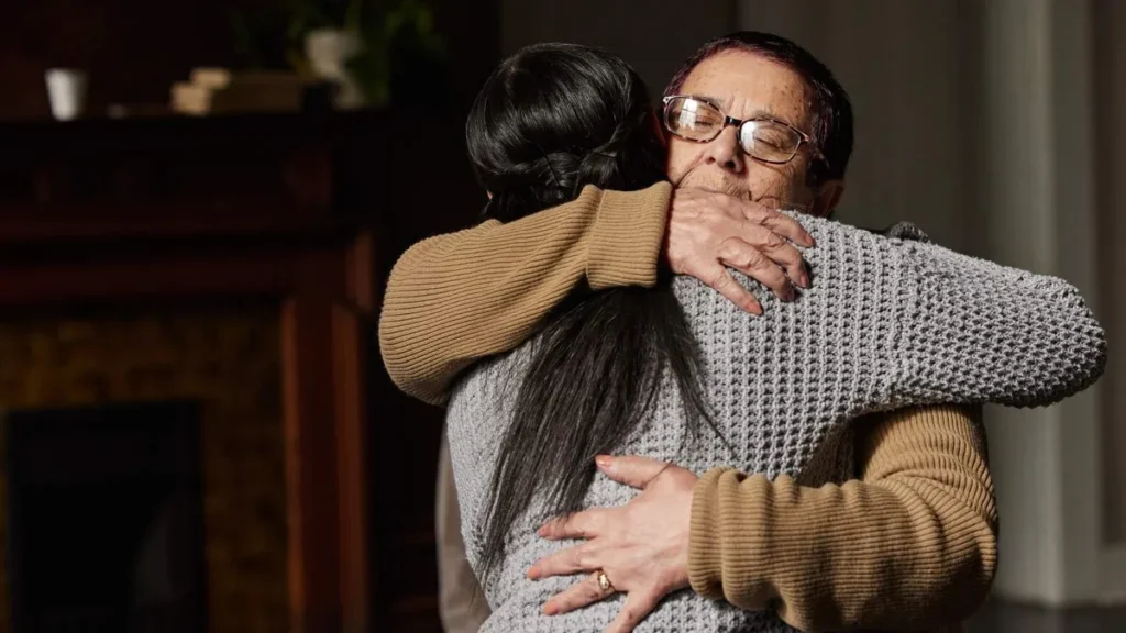 Imagem duas pessoas se abracando com carinho do artigo Você já perdoou? Sinta a alegria ao se abrir à reconciliação