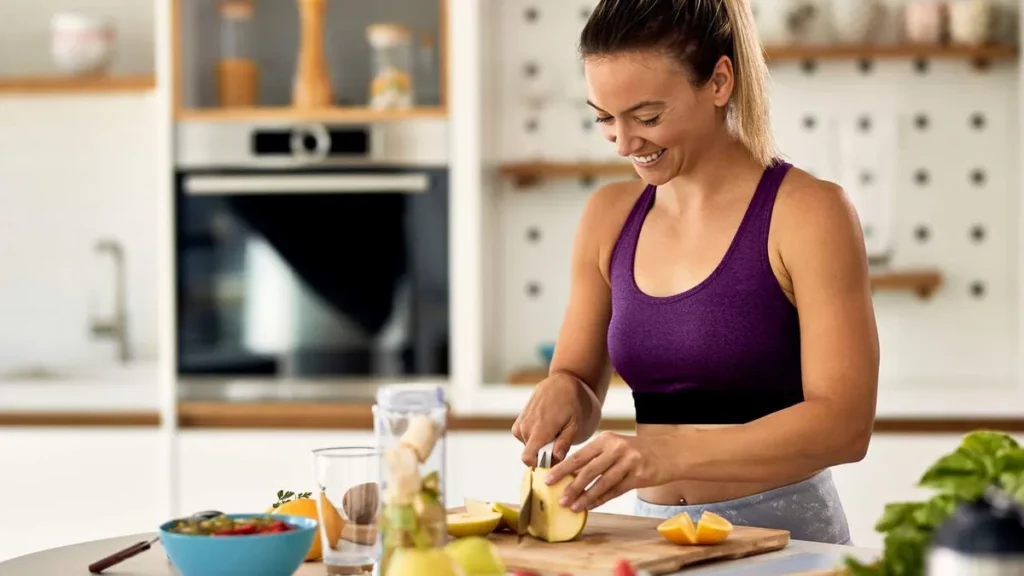 Imagem Mulher organizando os alimentos para sua dieta saudavel do artigo Nutrição de Precisão, uma nova forma de cuidar da alimentação