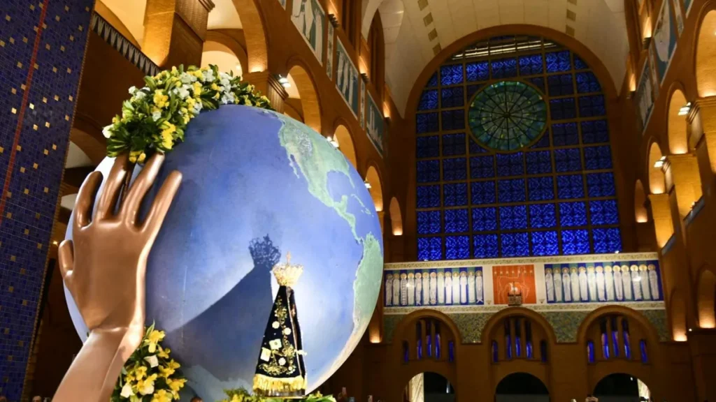 Imagem entrada do carro andor da imagem de nossa senhora aparecida com maos globo terrestre e flores no 7 dia de novena solene do artigo 7º dia de Novena exalta Maria como esperança da nova humanidade