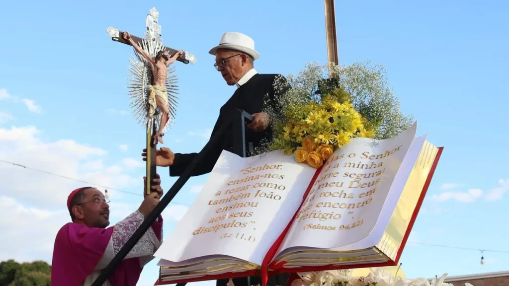 Pe. Roque Silva Alves, C.Ss.R., com a imagem do Senhor Bom Jesus durante a procissão