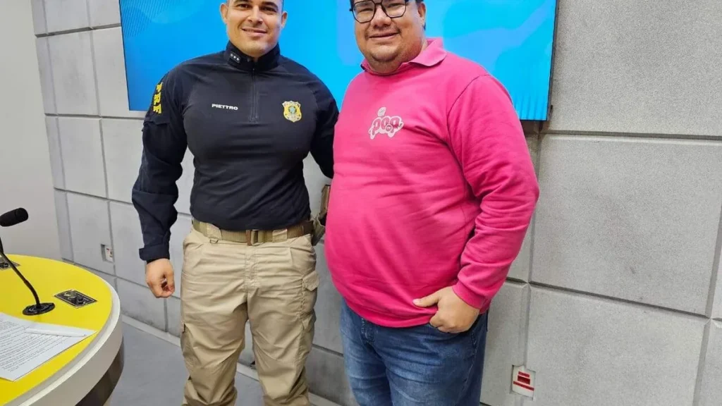 Imagem Inspetor Pietro chefe do nucleo de policiamento e fiscalizacao da delegacia da Policia Rodoviaria Federal no JR do artigo PRF orienta motoristas na Semana Nacional do Trânsito