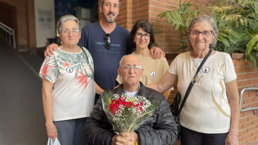 Imagem Milton dos Santos devoto flores Nossa Senhora do artigo Flores revelam no silêncio o amor que nasce do coração