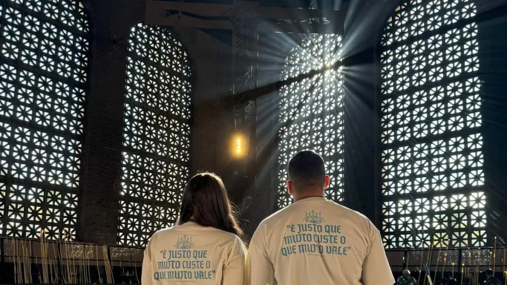 Imagem casal noivos baianos do artigo Casal viaja 23h para agradecer a graça do matrimônio