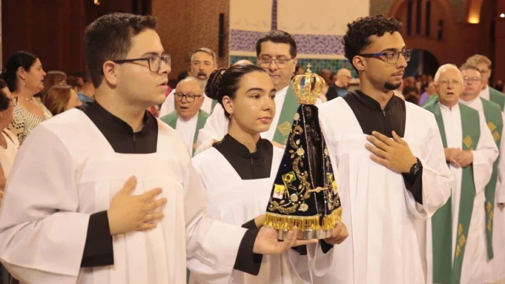 Imagem cerimoniarios com a imagem de nossa senhora no santuario nacional do artigo Servir e praticar a Palavra de Deus