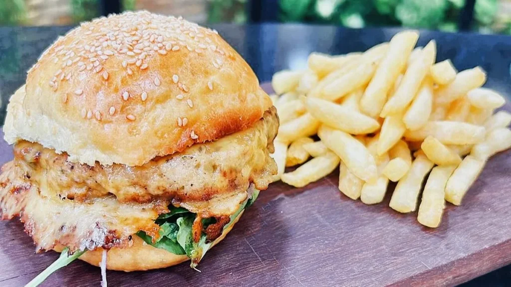 Imagem hamburguer de frango crocante sabor de vida do artigo Hambúrguer de Frango Crocante - Sabor de Vida