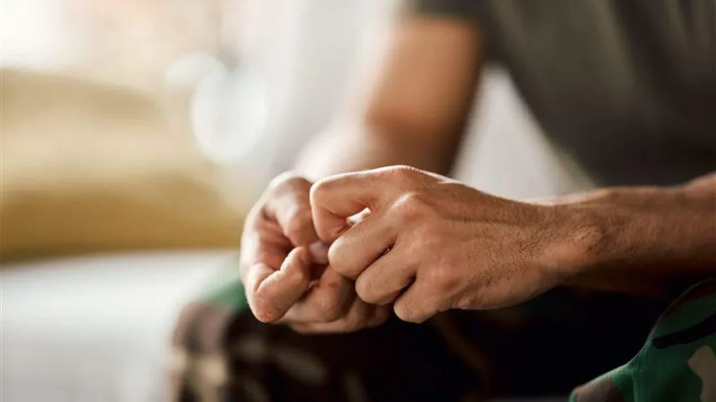 Imagem homem apertando os dedos em sinal de ansiedade do artigo Ansiedade: os nós que nos prendem e como desfazê-los