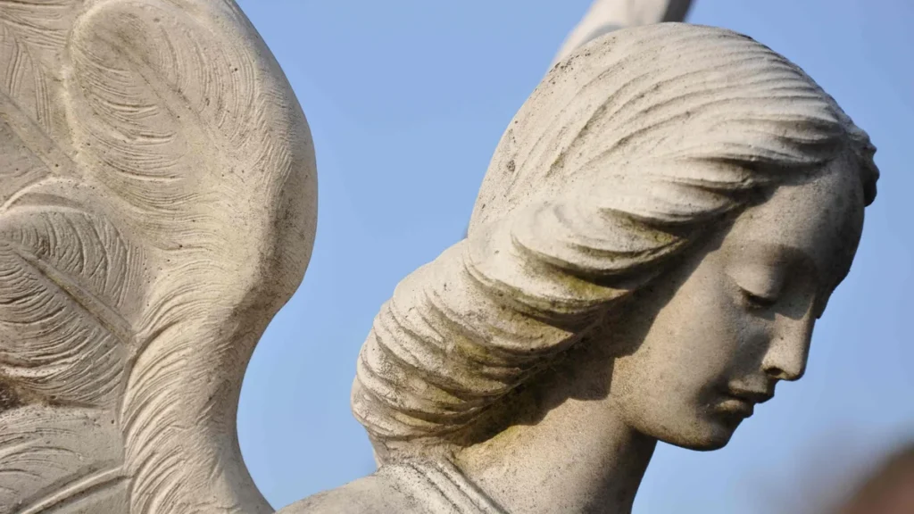 Imagem imagem de um anjo da guarda feito em pedra sabao do artigo Cada pessoa tem um anjo da guarda?