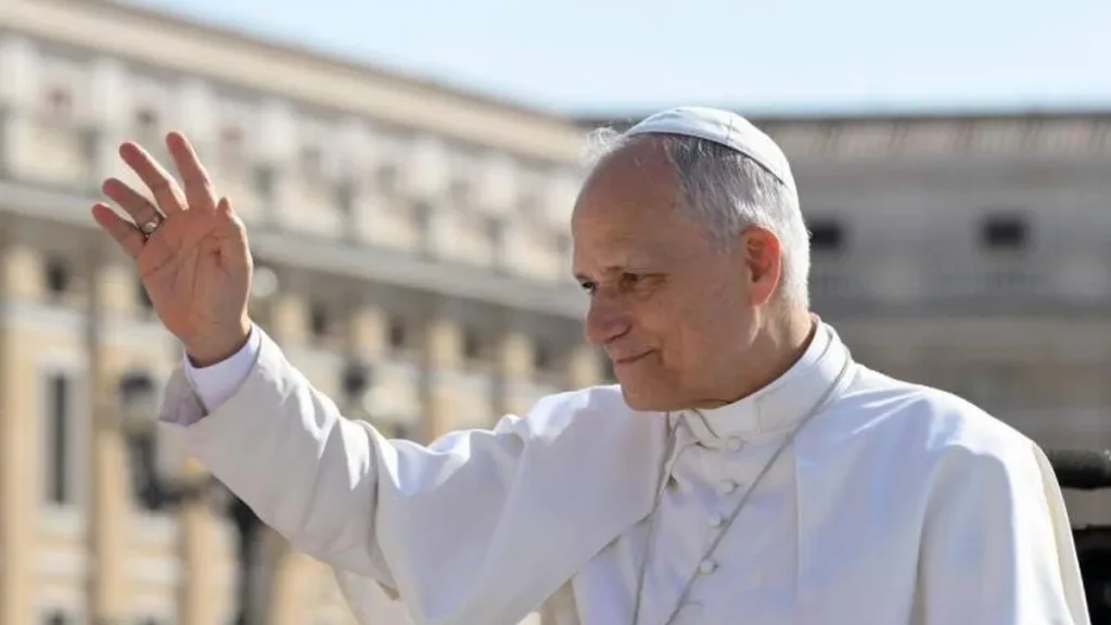 Imagem papa leao xiv acenando em audiencia geral 2025 do artigo Esperança cristã nasce do silêncio, diz o Papa