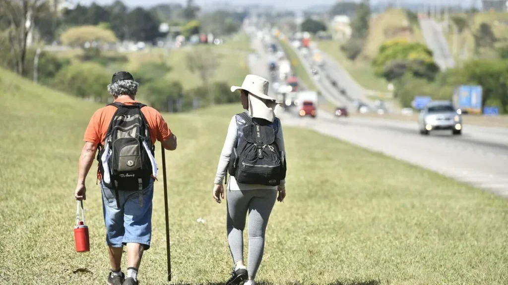Imagem Romeiros andando na Dutra 2017 do artigo 127 pontos de apoio devem acolher romeiros ao longo da Via Dutra