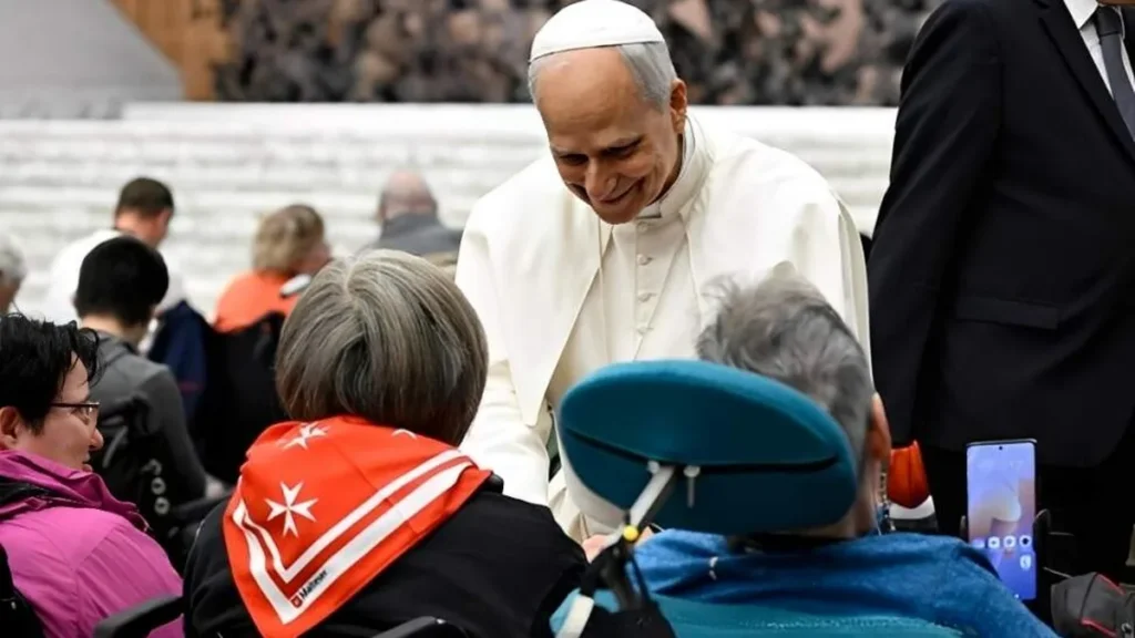 Imagem papa leao xiv cumprimenta fieis em audiencia geral em 2025 do artigo “Sejam instrumentos de reconciliação”, pede o Papa